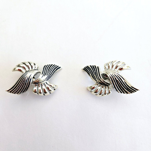 Vintage Coro Earrings Silvertone Swirl Feathered Wing Classic Midcentury Clip On - Picture 3 of 8